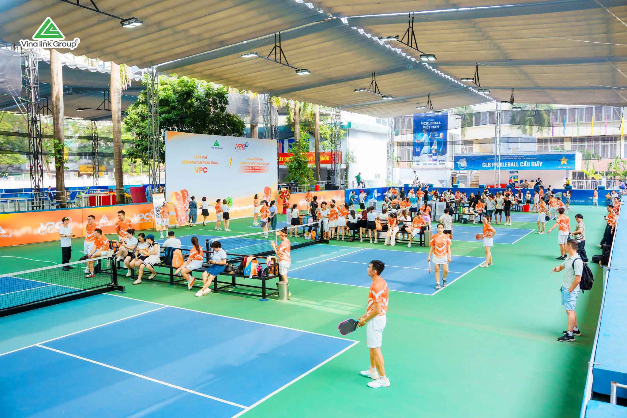 Các đội thi đấu vô cùng nhiệt huyết trong buổi lễ ra mắt Các đội thi đấu vô cùng nhiệt huyết trong buổi lễ ra mắt